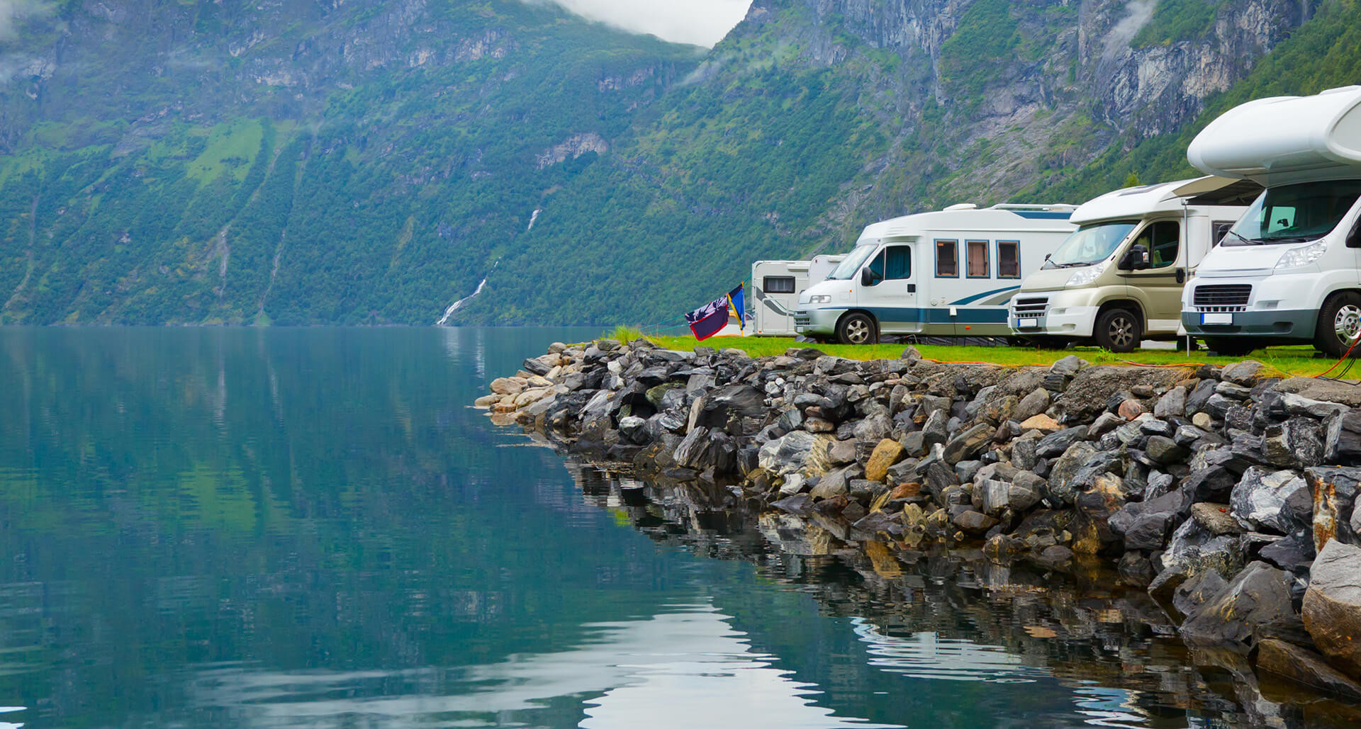 Campers aan het water tijdens vakantie, klaar voor schadeherstel of profielherstel zonder spuitwerk