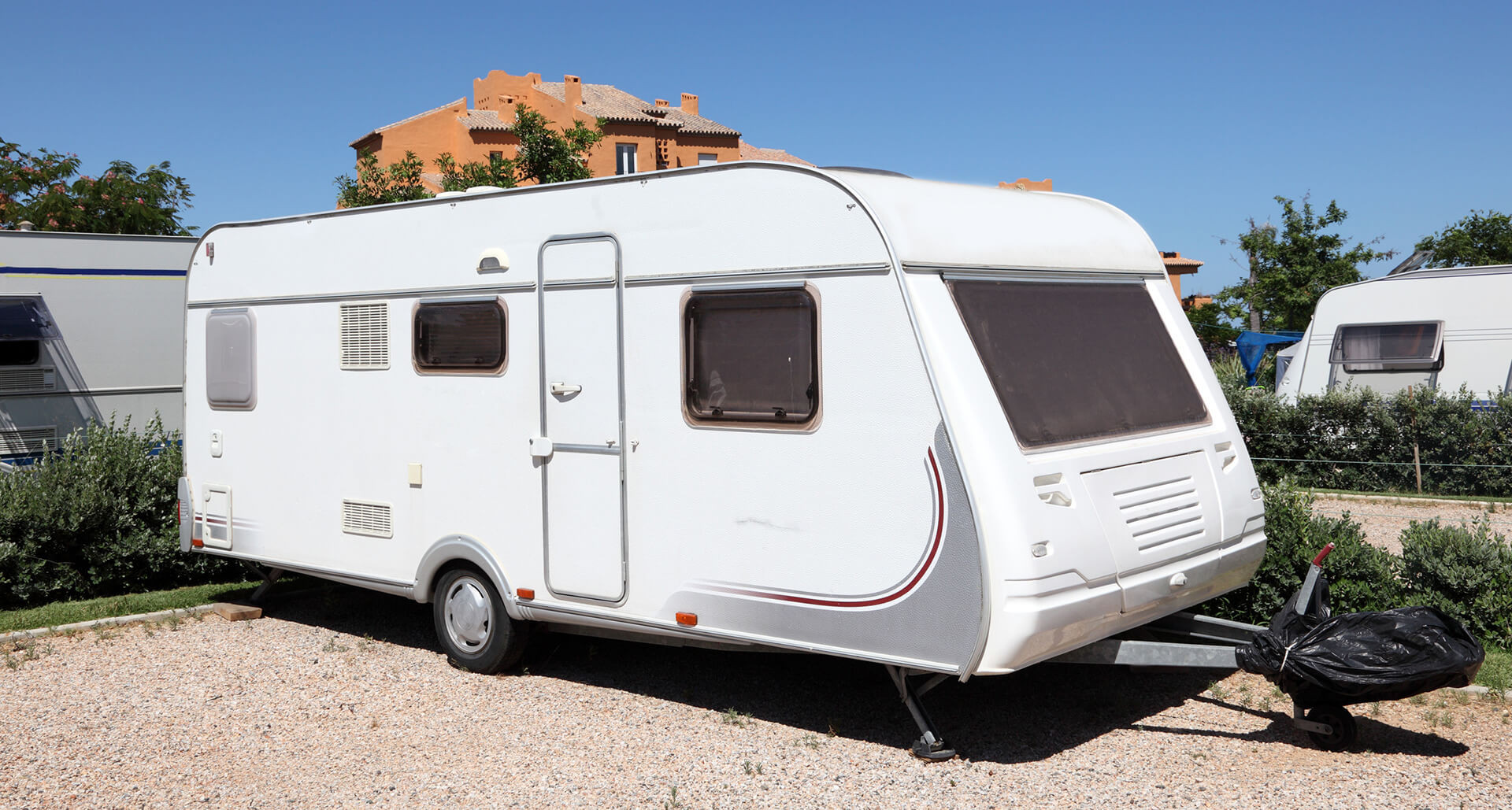 Caravan op vakantieplek met zichtbare profielschade geschikt voor herstel zonder spuitwerk